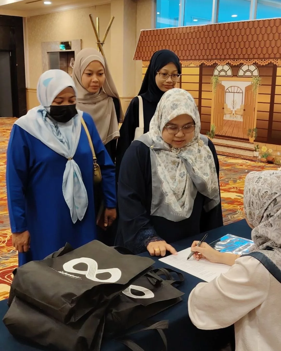 INTIMATE Keluargagader Day Hi-Tea Rai Komuniti Pa&Ma D’Parents Dalam Suasana Penuh Kasih