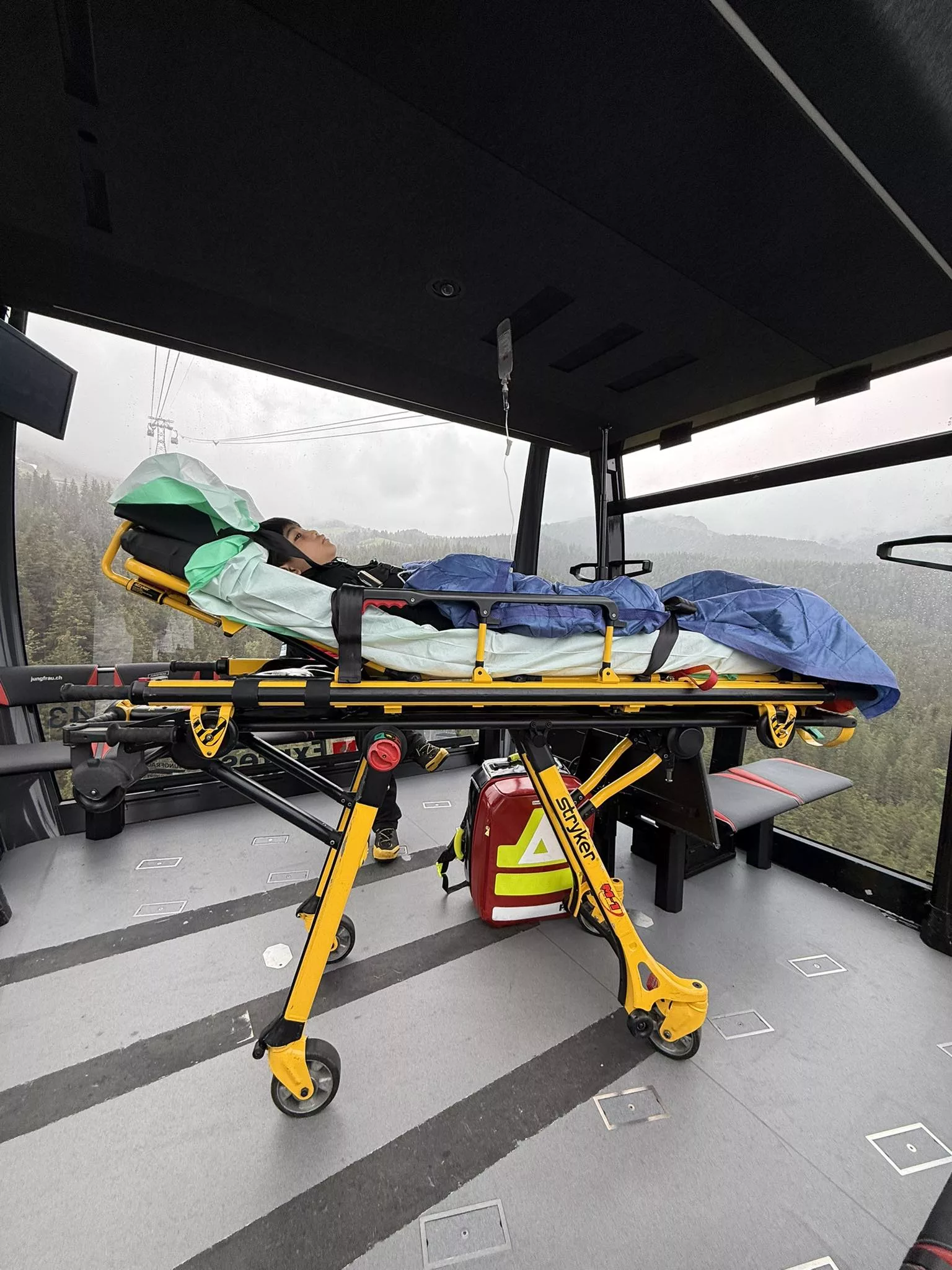 Helicopter Rescue: Detik Cemas Percutian Bertukar Trauma Bila Anak Pengsan Di Atas Salji Ketika Bercuti Di Switzerland