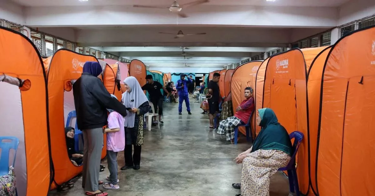 Detik Cemas Ibu Selamatkan Bayi Ketika Air Banjir Naik Mendadak