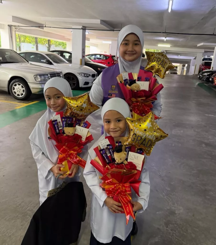 “Syukur Ada Manis Dihujung Tahun…” Tiga Anak Almy Nadia, Fizz Fairuzz Raih Anugerah Akademik