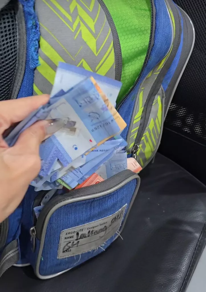 Mak Terkejut Jumpa Duit RM767 Dalam Beg Sekolah Anak, Rupanya Dah Setahun Simpan Duit Belanja! 9 Mak Terkejut Jumpa Duit RM767 Dalam Beg Sekolah Anak, Rupanya Dah Setahun Simpan Duit Belanja!