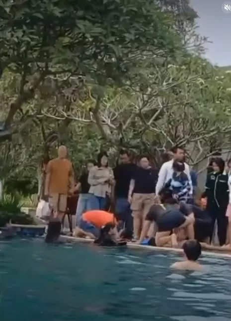 Percutian Bertukar Tragedi, Dua Beradik Kembar Ditemui Lemas Di Kolam Renang