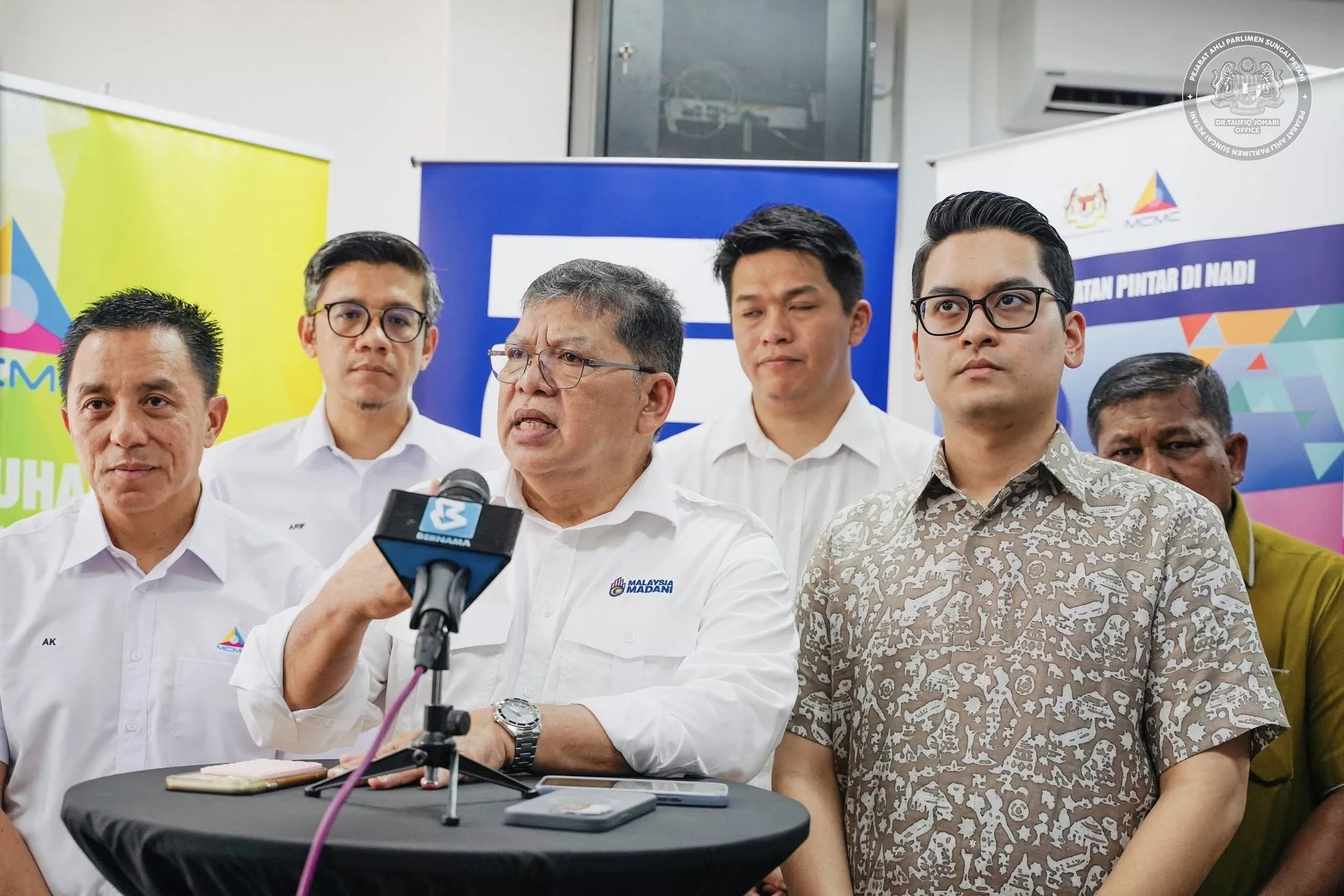 Dr Mohammed Taufiq Johari: Menteri Belia & Sukan Antara Termuda, Kini Bergelar Ayah Pada Usia 29 Tahun 12 Dr Mohammed Taufiq Johari: Menteri Belia & Sukan Antara Termuda, Kini Bergelar Ayah Pada Usia 29 Tahun