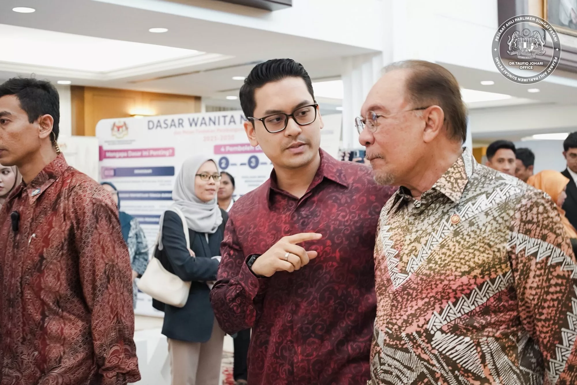 Dr Mohammed Taufiq Johari: Menteri Belia & Sukan Antara Termuda, Kini Bergelar Ayah Pada Usia 29 Tahun 17 Dr Mohammed Taufiq Johari: Menteri Belia & Sukan Antara Termuda, Kini Bergelar Ayah Pada Usia 29 Tahun