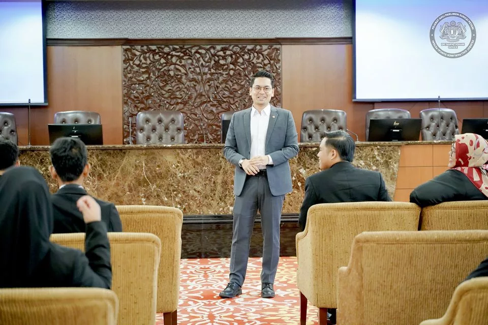 Dr Mohammed Taufiq Johari: Menteri Belia & Sukan Antara Termuda, Kini Bergelar Ayah Pada Usia 29 Tahun 11 Dr Mohammed Taufiq Johari: Menteri Belia & Sukan Antara Termuda, Kini Bergelar Ayah Pada Usia 29 Tahun