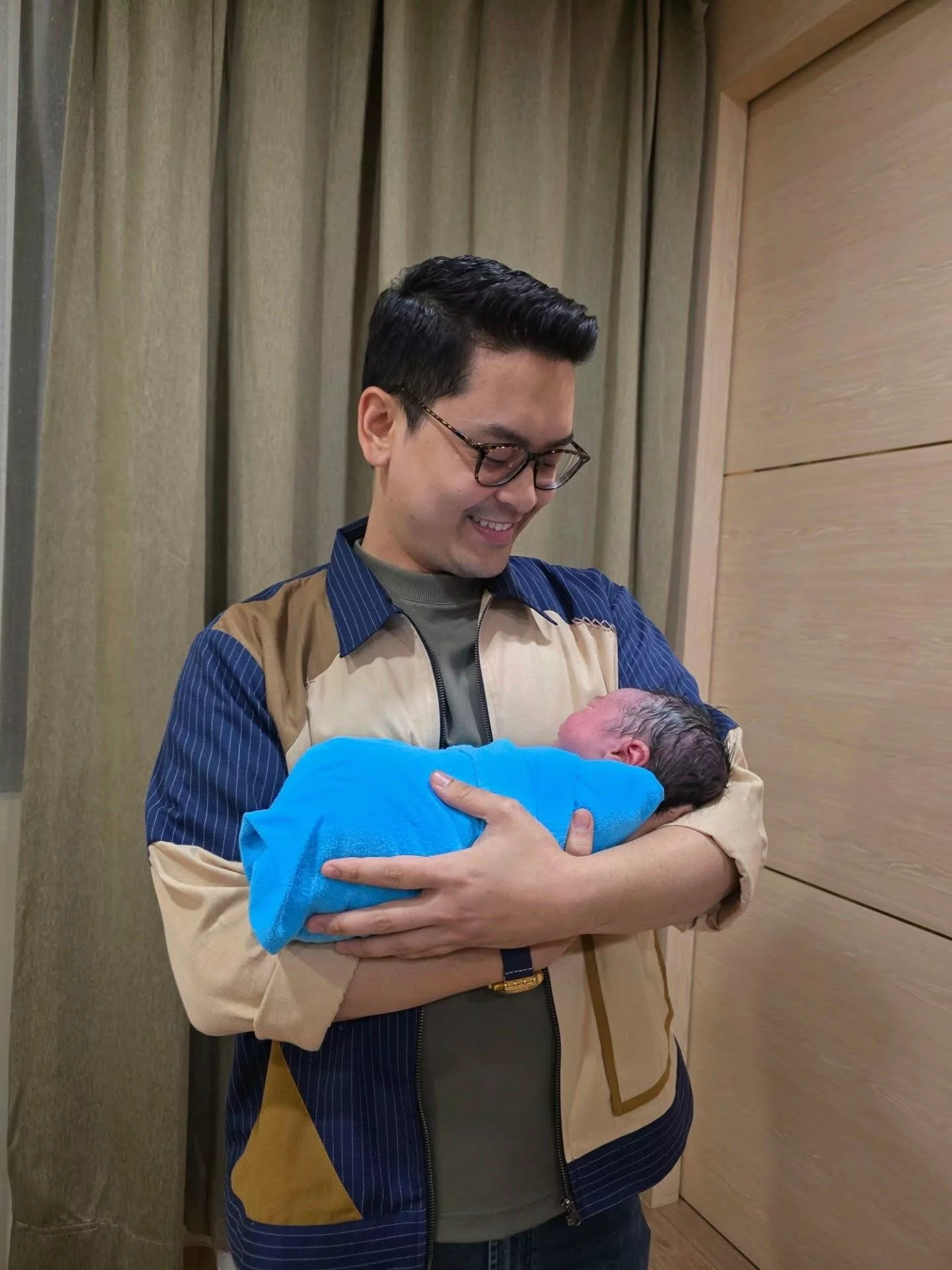 Dr Mohammed Taufiq Johari: Menteri Belia & Sukan Antara Termuda, Kini Bergelar Ayah Pada Usia 29 Tahun 14 Dr Mohammed Taufiq Johari: Menteri Belia & Sukan Antara Termuda, Kini Bergelar Ayah Pada Usia 29 Tahun