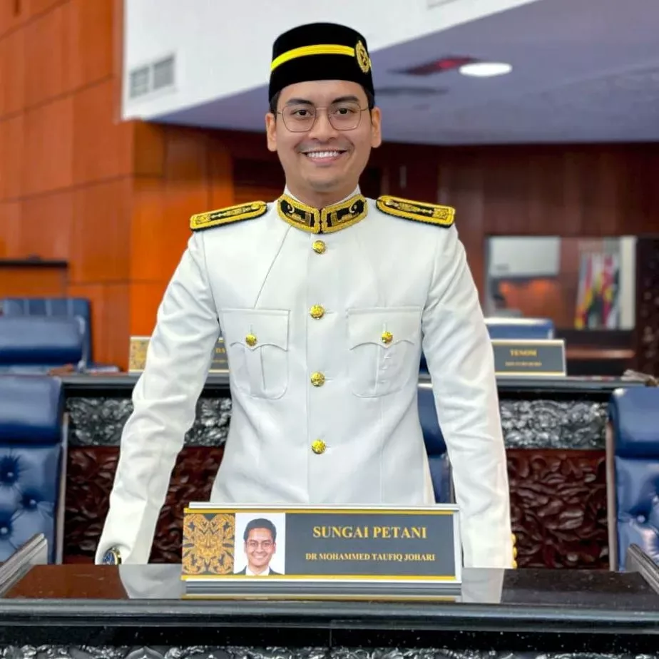 Dr Mohammed Taufiq Johari: Menteri Belia & Sukan Antara Termuda, Kini Bergelar Ayah Pada Usia 29 Tahun 18 Dr Mohammed Taufiq Johari: Menteri Belia & Sukan Antara Termuda, Kini Bergelar Ayah Pada Usia 29 Tahun