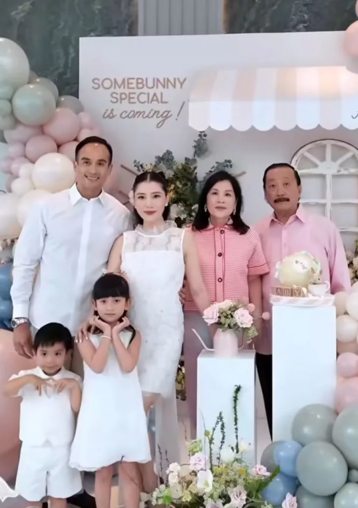 Chrystan Dedah Wajah Anak Ketiga, Detik Penuh Emosi Lengkapkan Bahagia Keluarga 11 Chrystan Dedah Wajah Anak Ketiga, Detik Penuh Emosi Lengkapkan Bahagia Keluarga