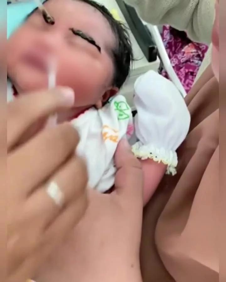 Petua Calit Najis Bayi Demi Lebatkan Kening, Kepercayaan Lama Yang Mengejutkan & Berisiko