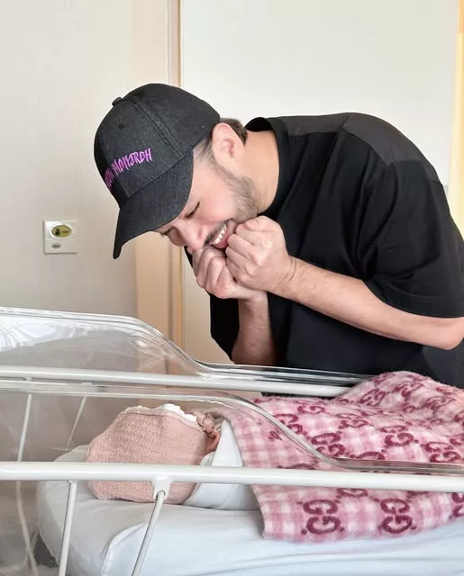 Ayda Jebat Selamat Timang Anak Ketiga, “Welcome To The World Anggun Mikayla”