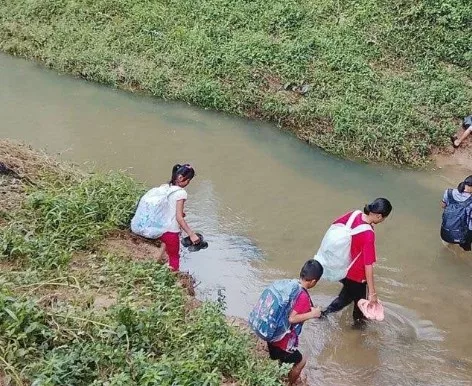 Pengorbanan Ibu Bapa Sabah Redah Hutan & Sungai 4 Jam Demi Hari Pertama Sekolah 8 Pengorbanan Ibu Bapa Sabah Redah Hutan & Sungai 4 Jam Demi Hari Pertama Sekolah
