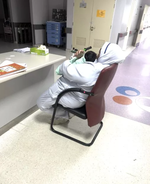 Ibu Baru Bersalin Hampir Putus Asa, Jururawat Dodoikan Anak Buat Ramai Tersentuh!