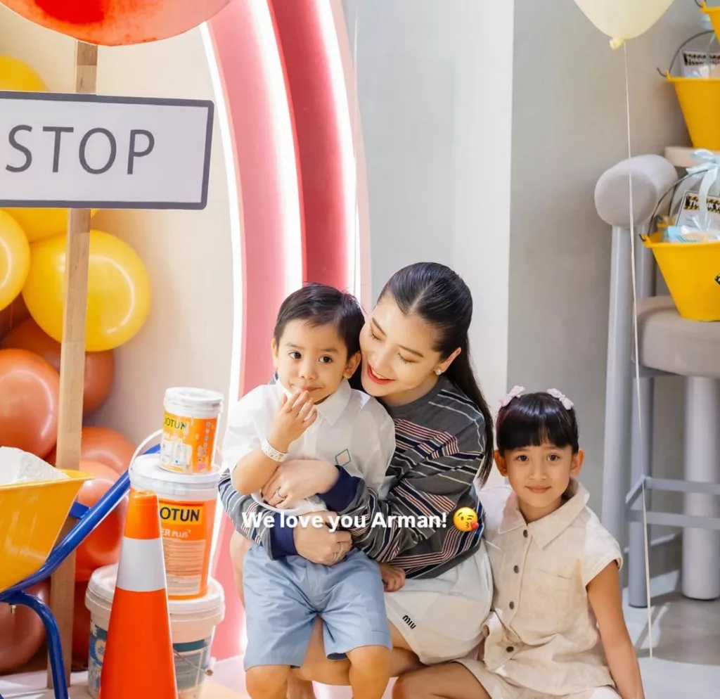 Hari Lahir Arman Naza: Cucu Billionaire, Buah Hati Chryseis Tan Genap Usia 3 Tahun Pilih Tema Construction