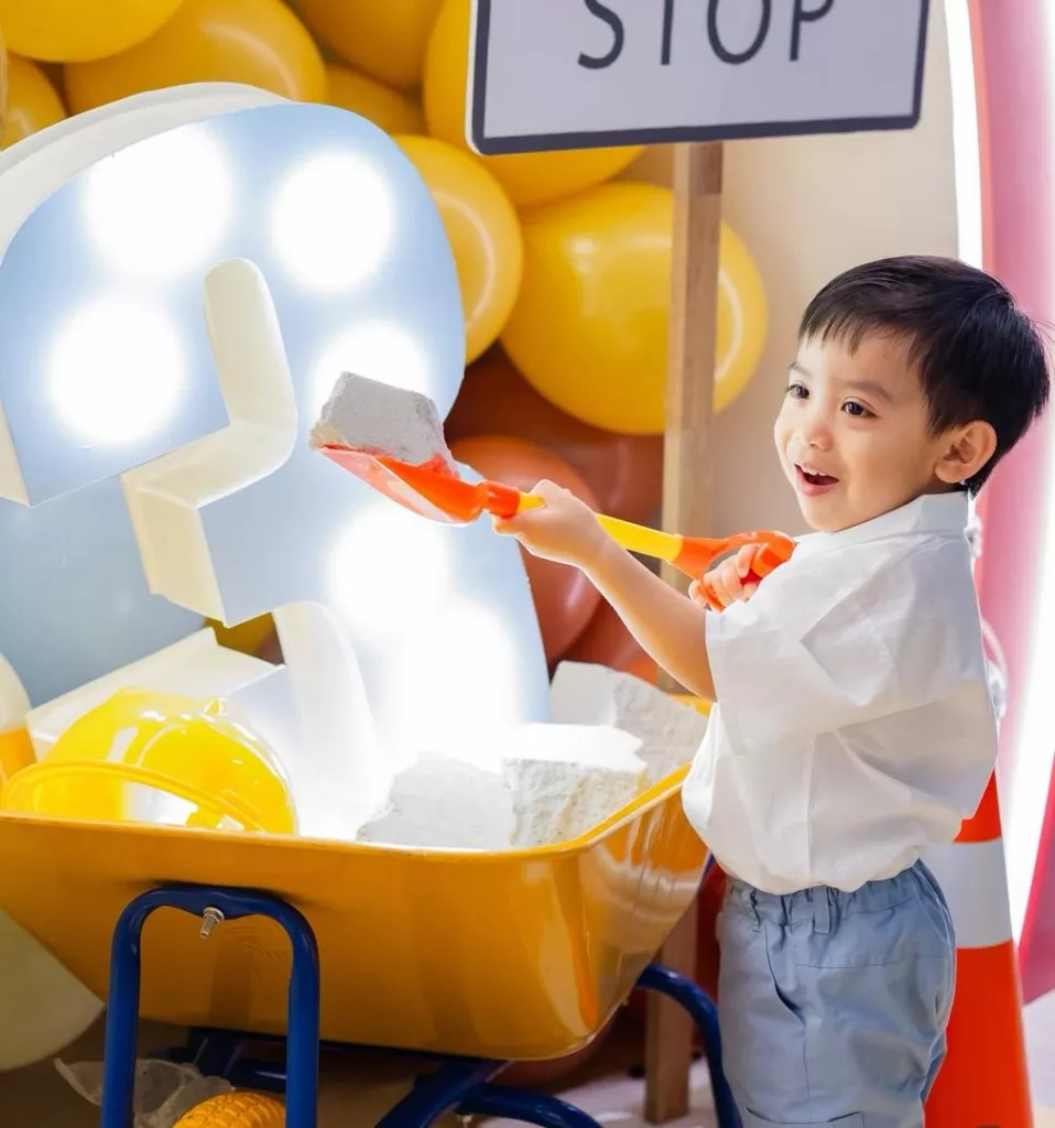 Hari Lahir Arman Naza: Cucu Billionaire, Buah Hati Chryseis Tan Genap Usia 3 Tahun Pilih Tema Construction