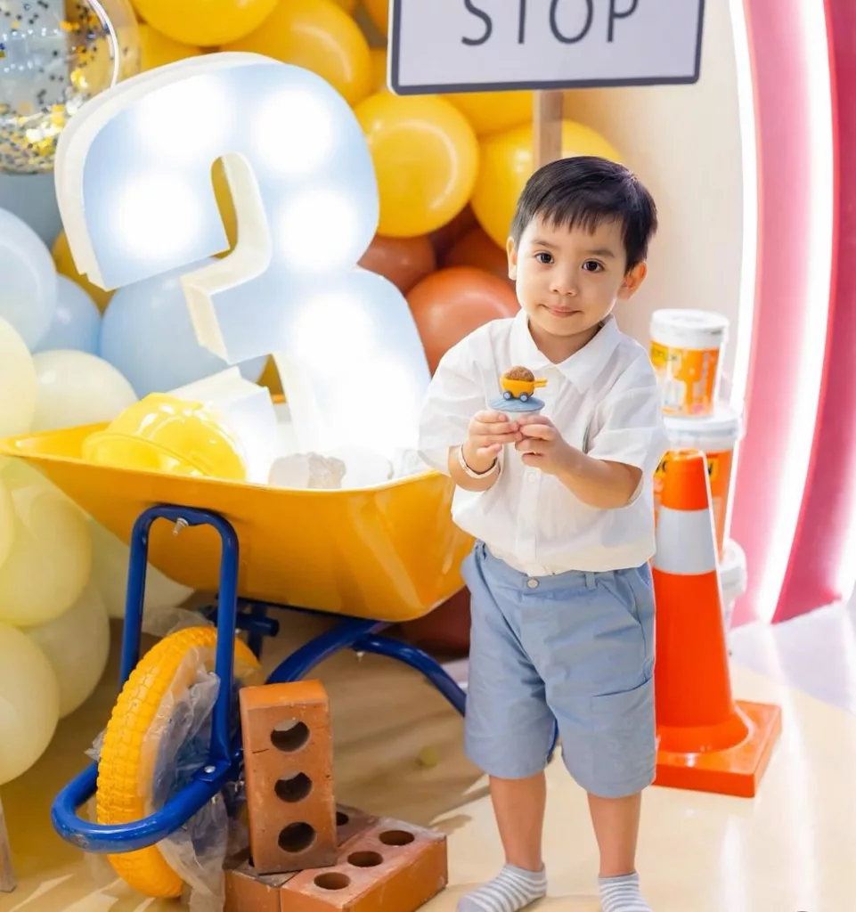 Hari Lahir Arman Naza: Cucu Billionaire, Buah Hati Chryseis Tan Genap Usia 3 Tahun Pilih Tema Construction