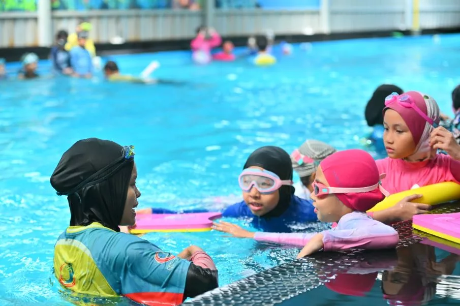 Seronoknya Peserta Belajar Asas Renang Di Splashtastik Hillpark, Puncak Alam Sempena Cuti Sekolah!