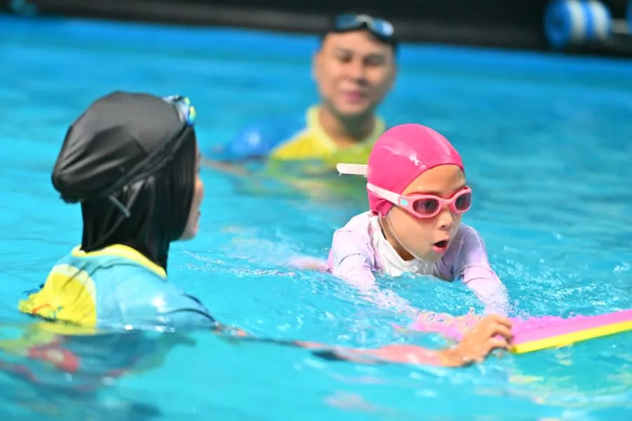 Seronoknya Peserta Belajar Asas Renang Di Splashtastik Hillpark, Puncak Alam Sempena Cuti Sekolah!