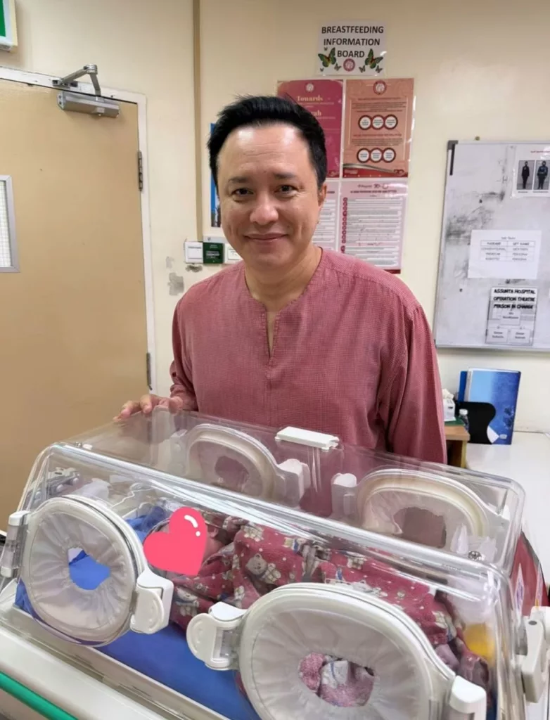 “Assalamualaikum Zareen Rosa” Eizlan Yusof Timang Anak Pada Umur 54 5 “Assalamualaikum Zareen Rosa” Eizlan Yusof Timang Anak Pada Umur 54