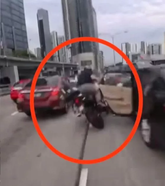 Budak 2 Tahun Buka Pintu Kereta Secara Tiba-Tiba, Punca Kemalangan Enam Kenderaan!