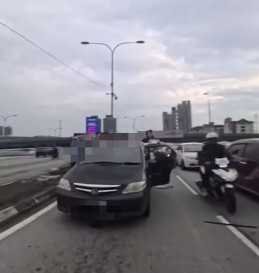 Budak 2 Tahun Buka Pintu Kereta Secara Tiba-Tiba, Punca Kemalangan Enam Kenderaan!