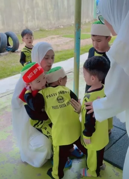 Momen Perpisahan Adik Kang Kang Di PASTI Undang Tangisan Rakan-Rakan, Ramai Sebak!