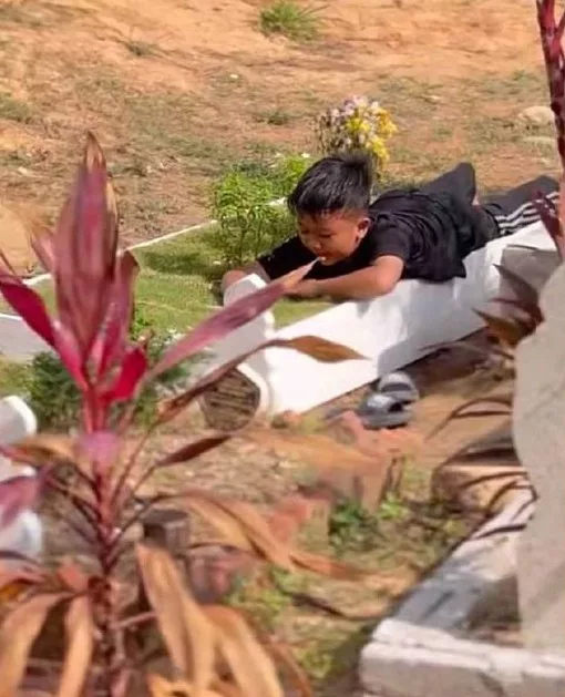 Tiga Kali Sehari Ziarah Kubur Ibu Sebab Terlalu Rindu, Aksi Kanak-Kanak 9 Tahun Buat Ramai Sebak!