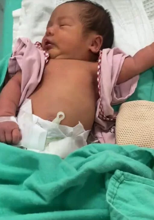 “Alhamdulillah Semua Selamat…” Ibu Bersalin Dalam Kereta Tengah Makan Kurma