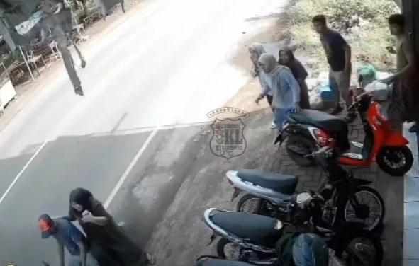 Anak Maut Dirempuh Pacuan Empat Roda, Ditinggal Seketika Atas Motosikal