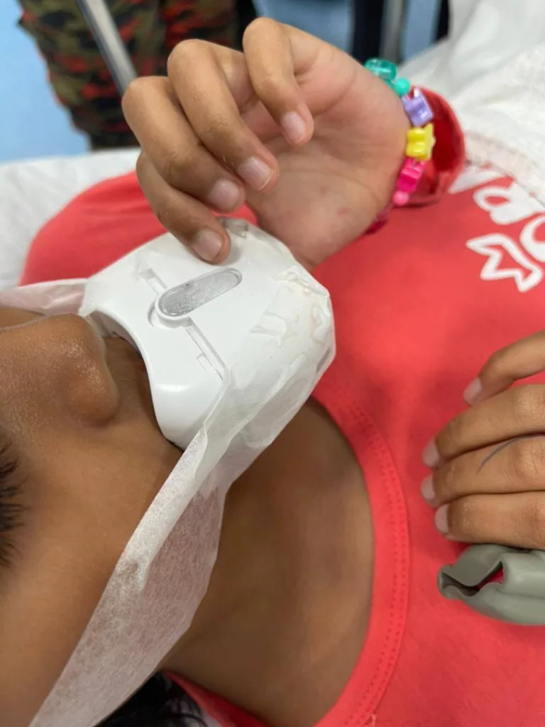 Sifat Ingin Mencuba Buat Bibir Kanak-Kanak 8 Tahun Tersepit Pengepit Kuku Elektrik!