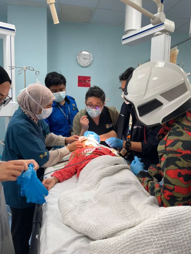 Sifat Ingin Mencuba Buat Bibir Kanak-Kanak 8 Tahun Tersepit Pengepit Kuku Elektrik!