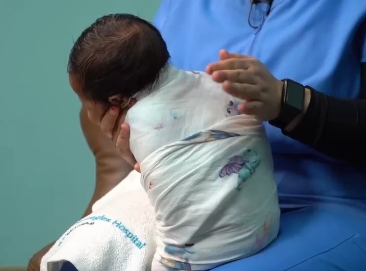 Lepas Menyusu Terus Baring? Hati-Hati, Ini Risiko Kalau Bayi Tak Sendawa!