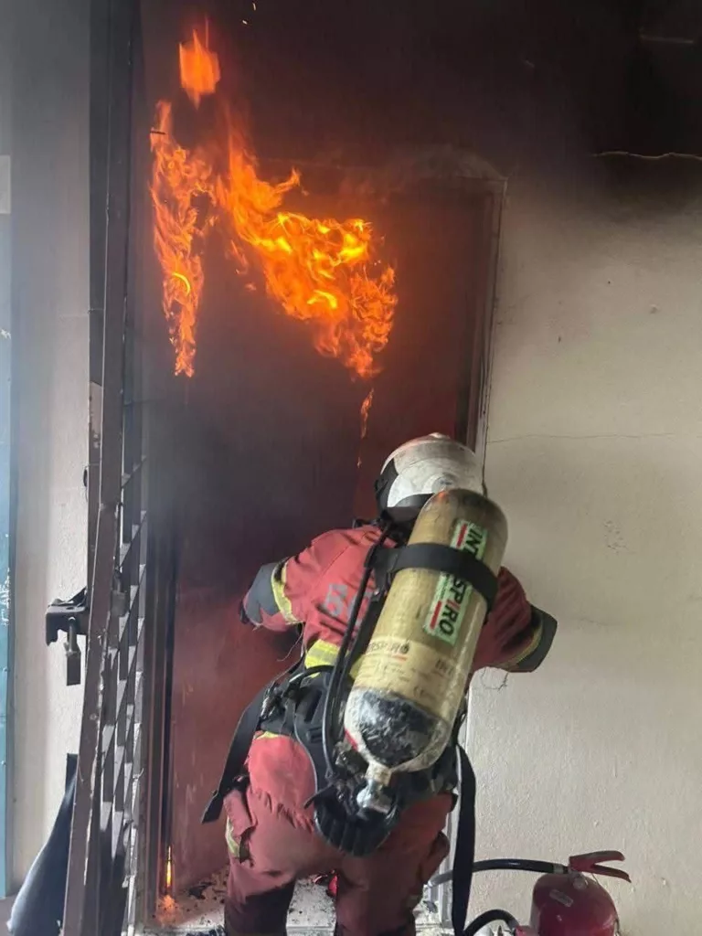 Dua Beradik Ditemui Separuh Sedar Dalam Kebakaran, Ibu Bapa Keluar Kerja 7 Dua Beradik Ditemui Separuh Sedar Dalam Kebakaran, Ibu Bapa Keluar Kerja