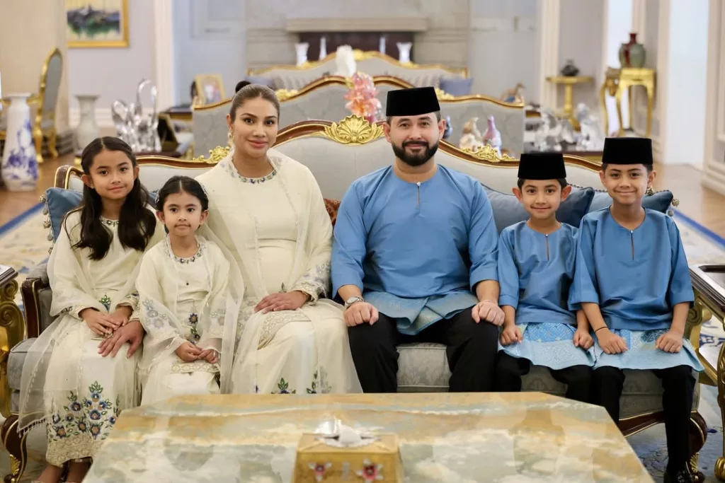 Puteri Diraja Johor Selamat Dilahirkan, Berita Gembira Agong & Raja Permaisuri Timang Cucu Ketujuh 6 Puteri Diraja Johor Selamat Dilahirkan, Berita Gembira Agong & Raja Permaisuri Timang Cucu Ketujuh