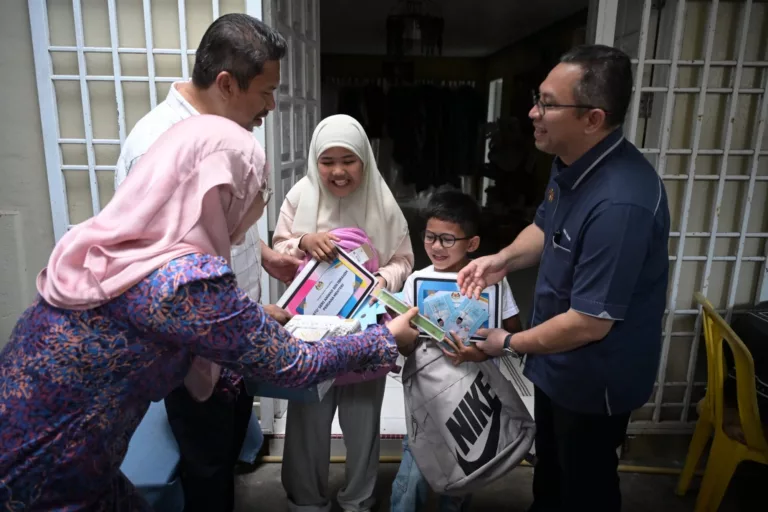 Hadiahkan PMX Duit Raya, Dua Beradik Terima ‘Balasan’ Ipad & Wang Tunai!