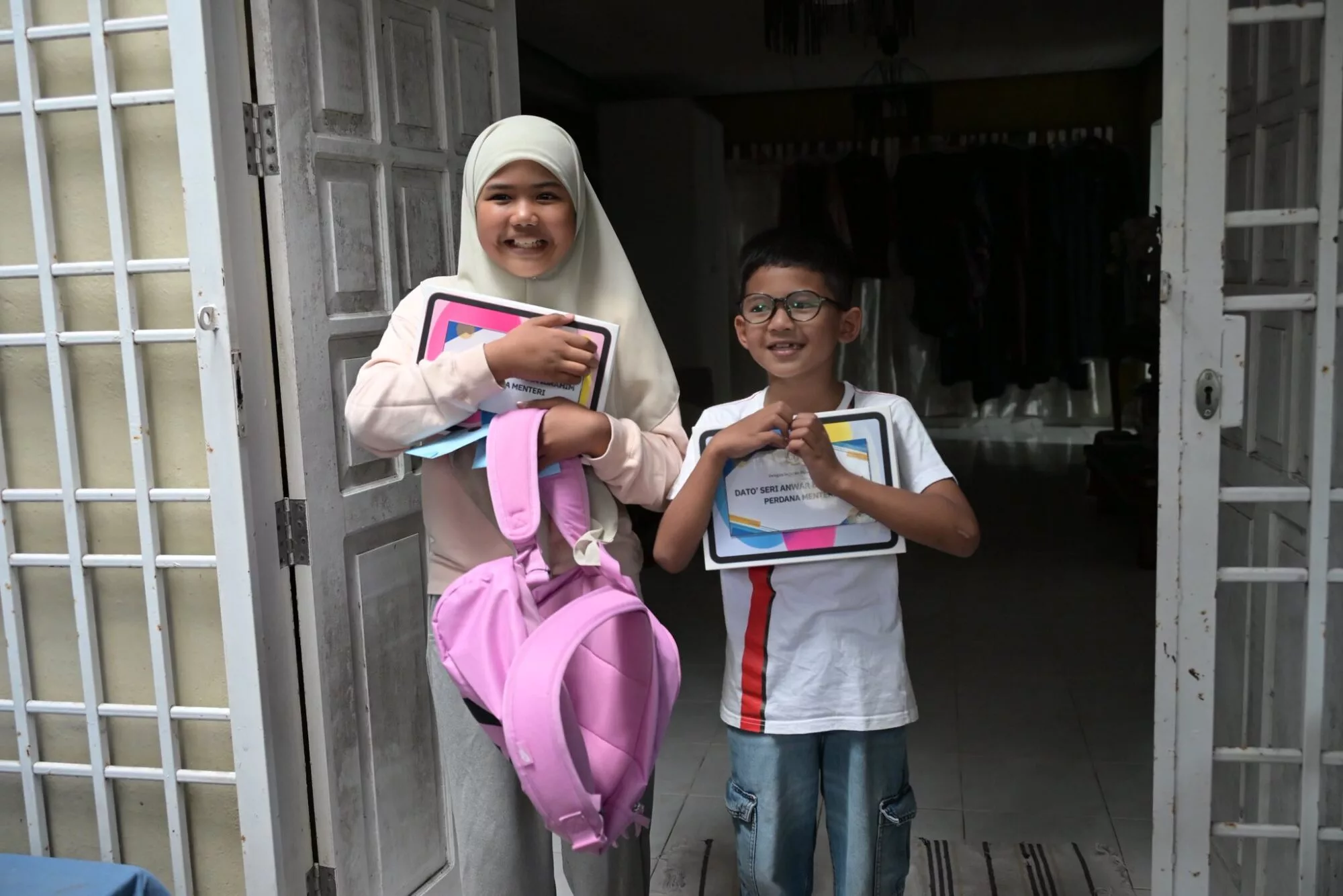 Hadiahkan PMX Duit Raya, Dua Beradik Terima ‘Balasan’ Ipad & Wang Tunai!