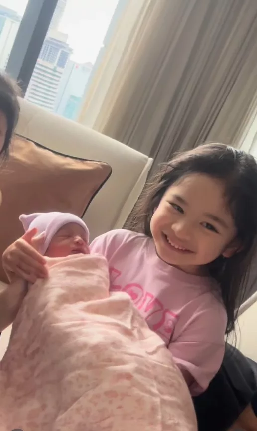 Izara Aishah Kongsi Wajah Anak Ketiga, Nama Indah Jadi Perhatian Ramai! 7 Izara Aishah Kongsi Wajah Anak Ketiga, Nama Indah Jadi Perhatian Ramai!