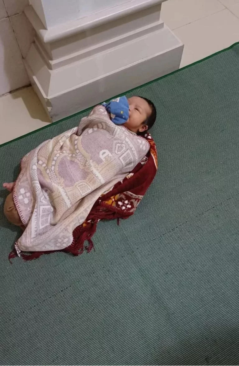 Bayi Ditinggalkan di Masjid, Wajah Comel Raih Perhatian Ramai!