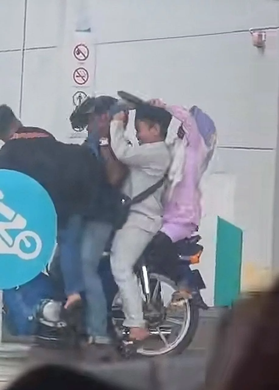 Tular Gelagat Comel Tiga Kanak-Kanak Berebut Nak Naik Motor Pergi Beraya 11 Tular Gelagat Comel Tiga Kanak-Kanak Berebut Nak Naik Motor Pergi Beraya
