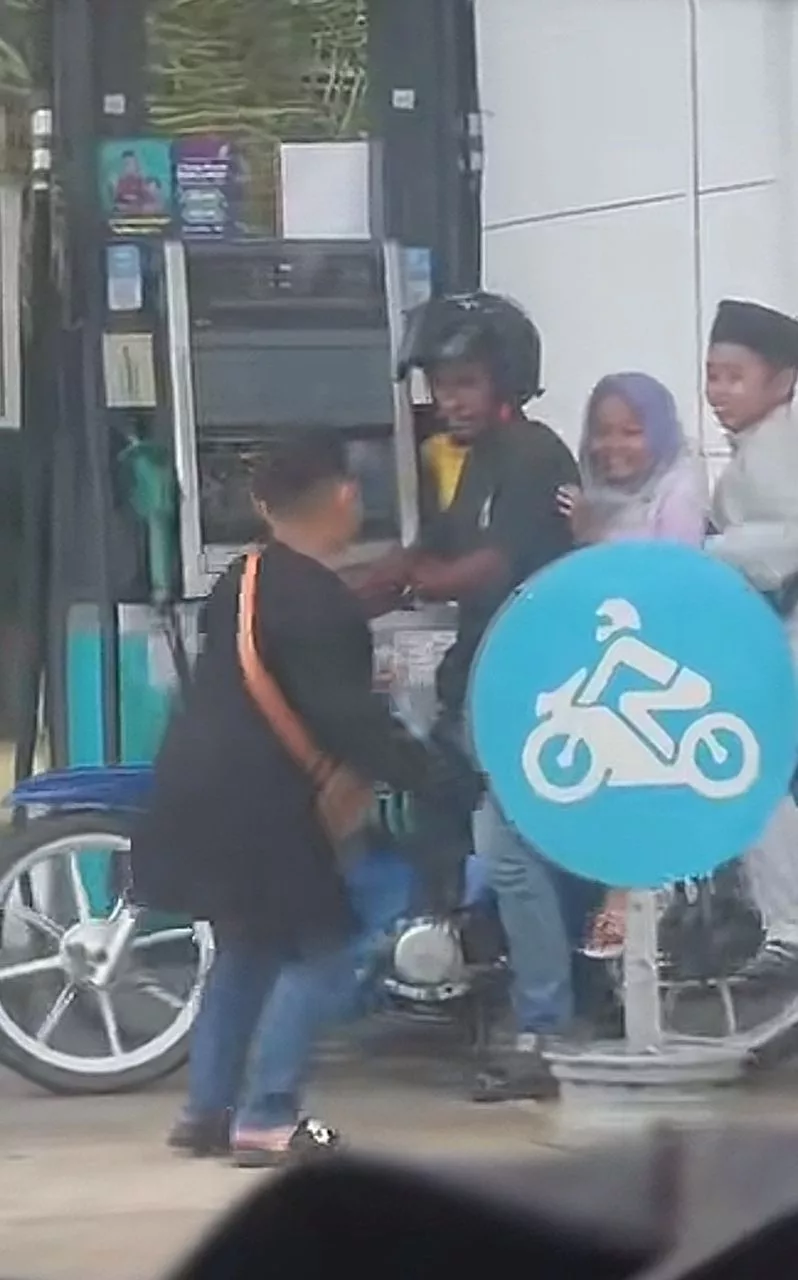 Tular Gelagat Comel Tiga Kanak-Kanak Berebut Nak Naik Motor Pergi Beraya 10 Tular Gelagat Comel Tiga Kanak-Kanak Berebut Nak Naik Motor Pergi Beraya