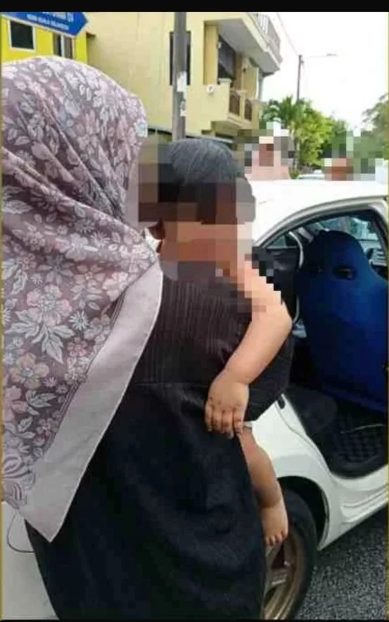 Pintu Kereta Terkunci Automatik, Budak 2 Tahun Terperangkap Hampir Sejam