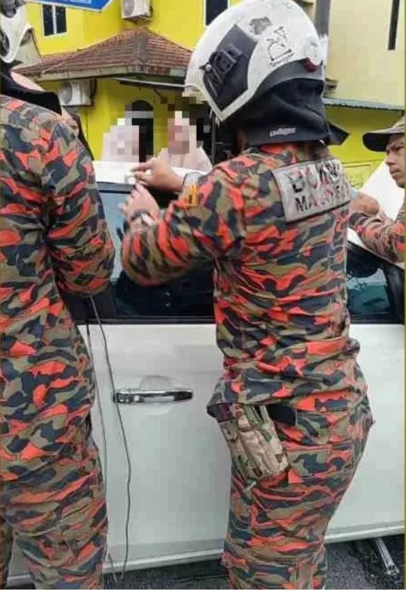 Pintu Kereta Terkunci Automatik, Budak 2 Tahun Terperangkap Hampir Sejam