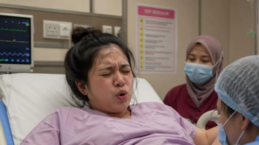 Pembuluh Darah Mata Pecah, Wanita Ini Dedah Salah ‘Push’ Semasa Bersalin Jadi Punca