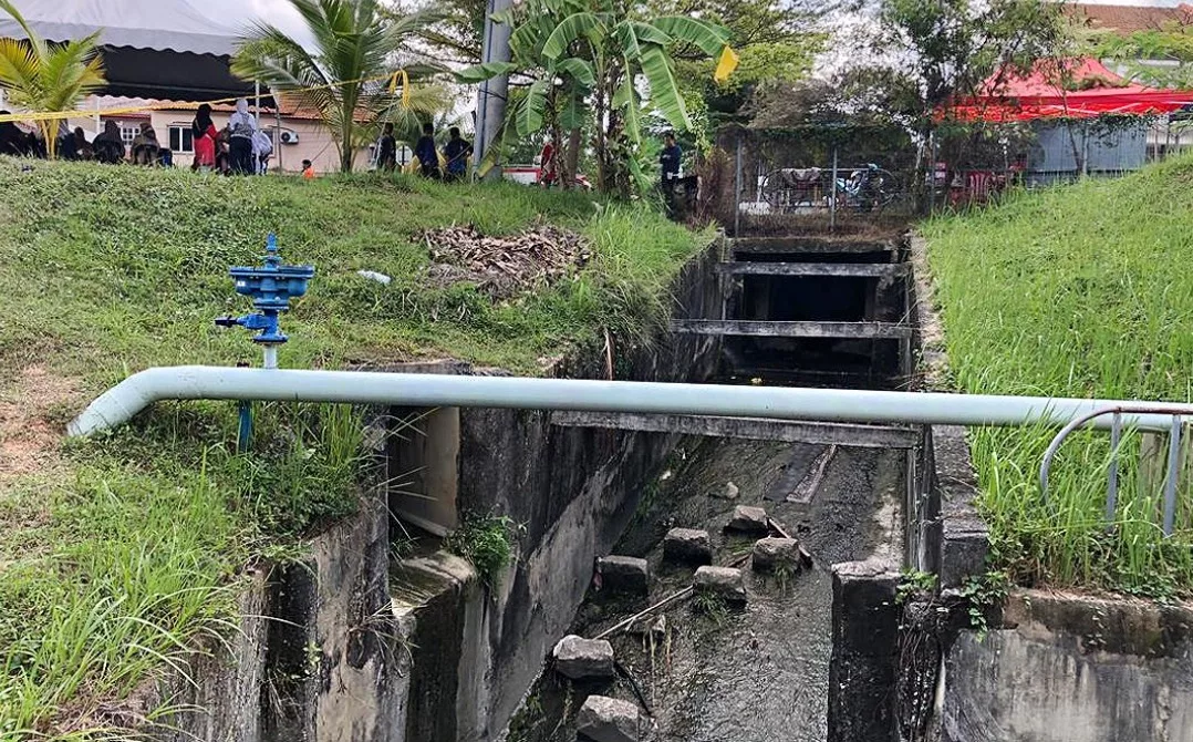 Demi Kasih Seorang Ayah Redah Longkang Lebih 100 Meter, Cari Anak 10 Tahun Yang Dihanyutkan Arus Deras