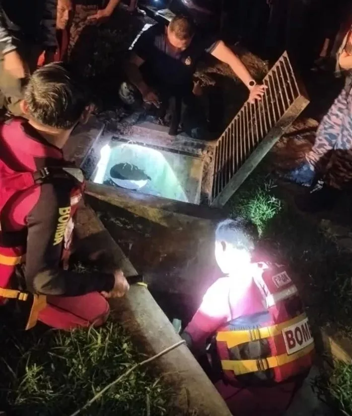 Demi Kasih Seorang Ayah Redah Longkang Lebih 100 Meter, Cari Anak 10 Tahun Yang Dihanyutkan Arus Deras