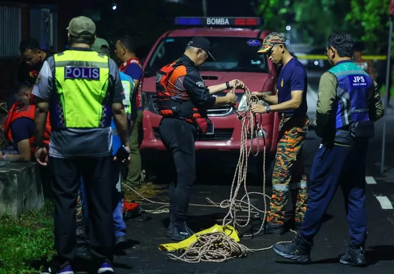 Bola Jatuh Dalam Longkang, Kanak-Kanak Perempuan Dikhuatiri Lemas Dibawa Arus