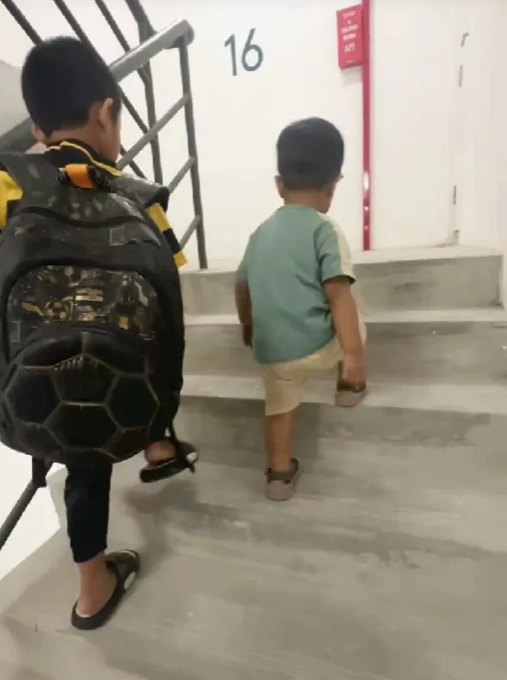 Ibu Cekal Daki Tangga Tingkat 36 Demi Anak-Anak Selepas Tujuh Lif Rosak!