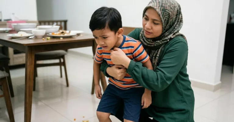 Penting Mak Ayah Belajar Teknik Heimlich Maneuver, Boleh Selamatkan Nyawa Anak! 6 Penting Mak Ayah Belajar Teknik Heimlich Maneuver, Boleh Selamatkan Nyawa Anak!