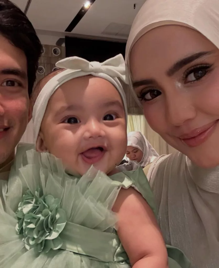 Dahlia Akhirnya Dedah Wajah Anak Sempena Hari Kelahiran Pertama