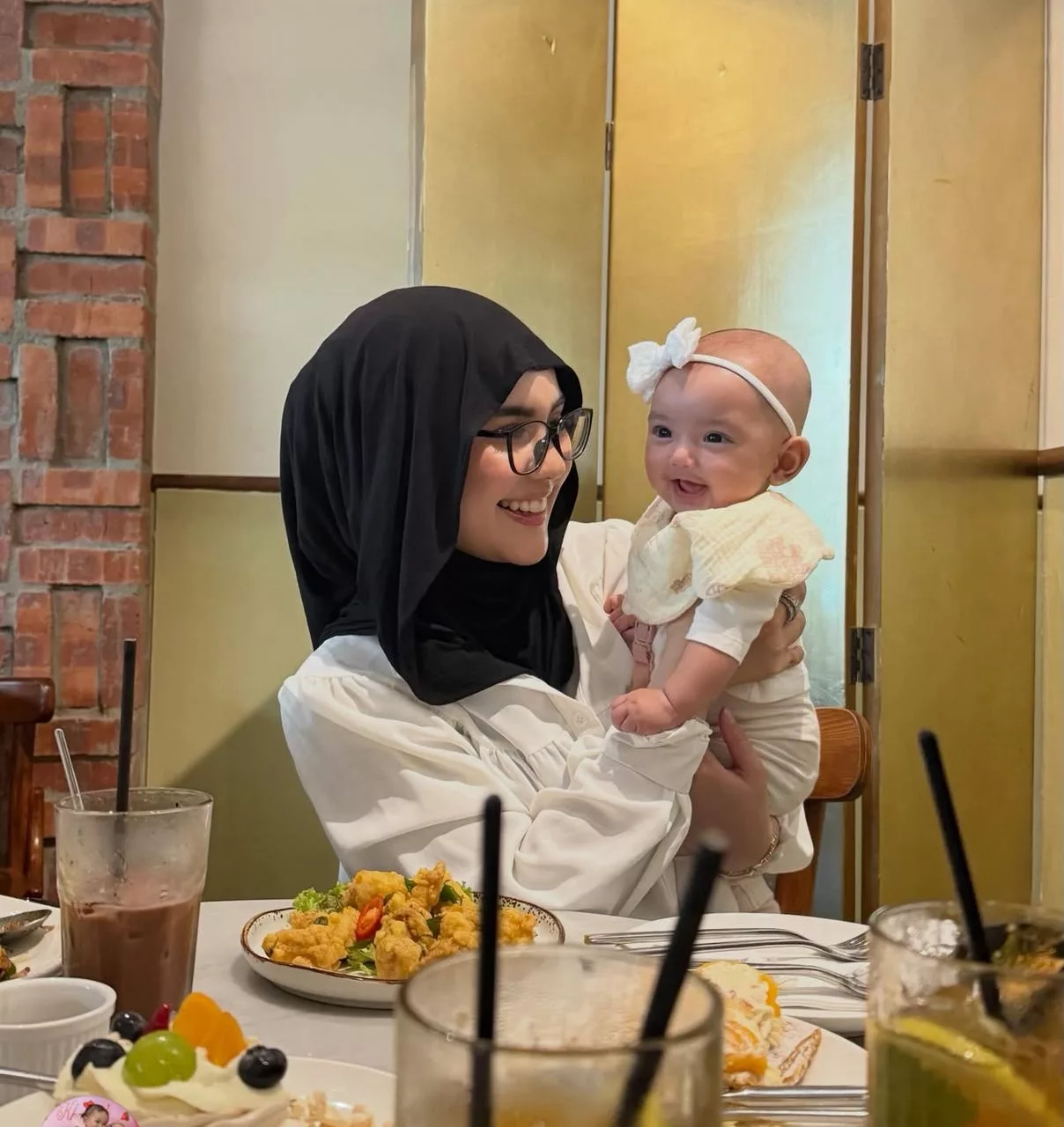 Dahlia Akhirnya Dedah Wajah Anak Sempena Hari Kelahiran Pertama