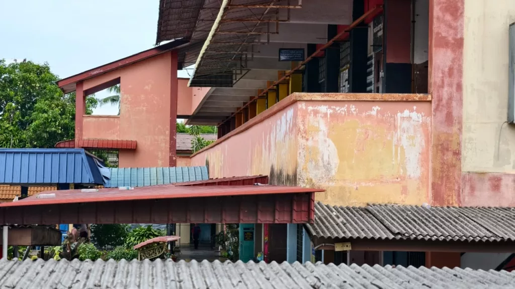 Nak Ambil Kasut Sekolah, Murid 11 Tahun Jatuh Koridor